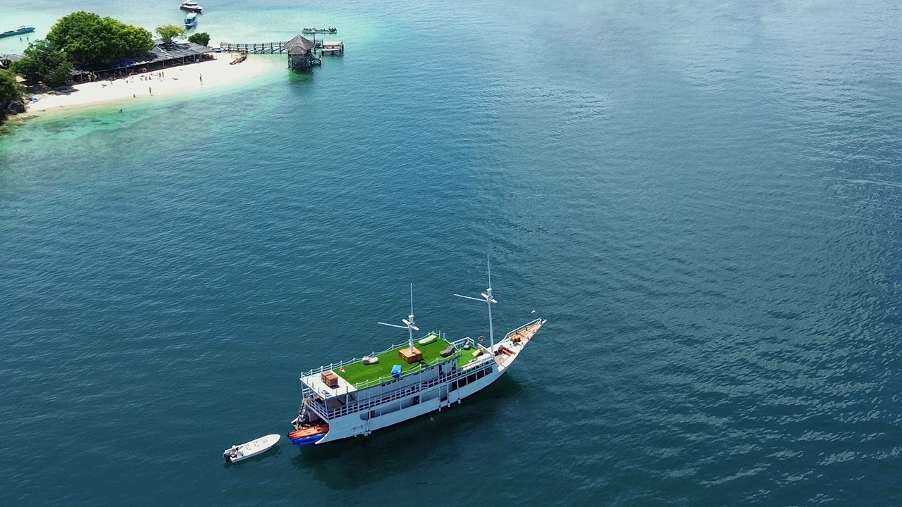 How to Choose the Right Komodo Cruise: Day, Overnight, or Bespoke